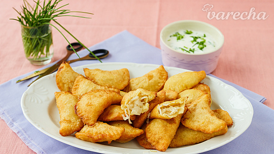 Vyprážané kapustové pirohy, chrumkavá delikatesa pre fanúšikov slovenskej kuchyne