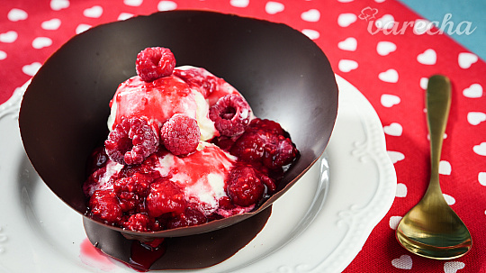 Horúca láska, luxusný malinový dezert v domácich čokoládových miskách
