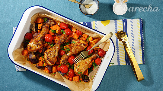 Pečené bataty s kuracími stehienkami a bylinkami. Farebný voňavý obed z jedného pekáča