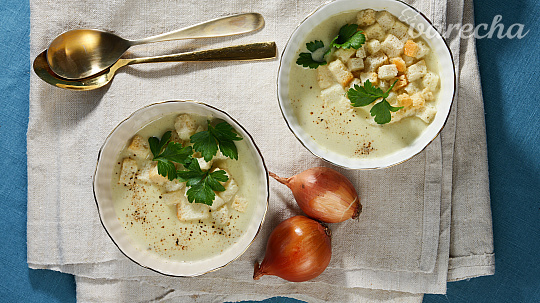 Krémová cibuľová polievka so zemiakmi. Taká hustá a jemná, že nebudete chcieť inú