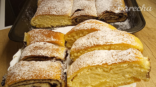 Tvarohový a kakaový kysnutý závin