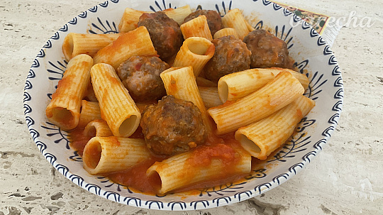 Cestoviny s paradajkovou omáčkou a mäsovými guľkami