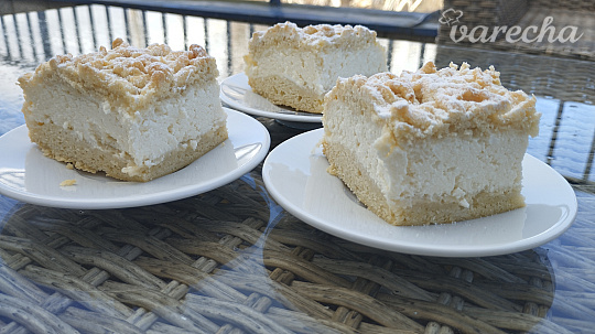 Svieži strúhaný tvarohový koláč s citrónovou kôrou