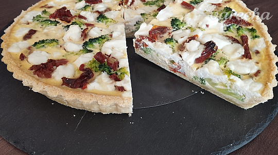 Quiche s kozím syrom, brokolicou a sušenými paradajkami
