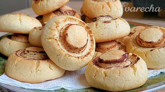 Krehké koláčiky v tvare hríbikov