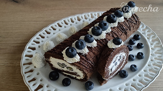 Čokoládová roláda s čučoriedkami