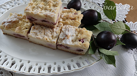 Koláč s kyslou smotanou a slivkami
