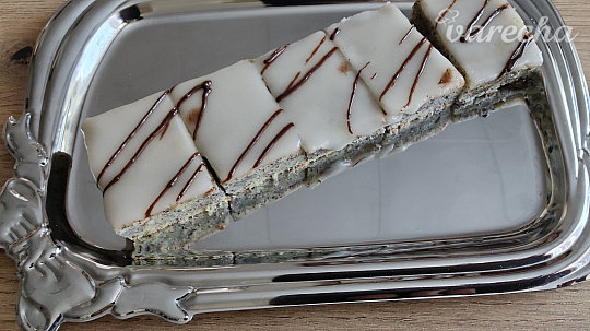 Makovo-cuketový koláč s citrónovou polevou