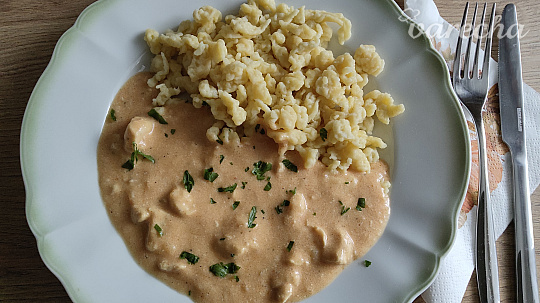 Kuracie mäso na smotane s maslovými haluškami