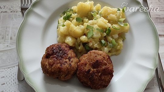 Fašírky so zemiakovo-cibuľovým šalátom