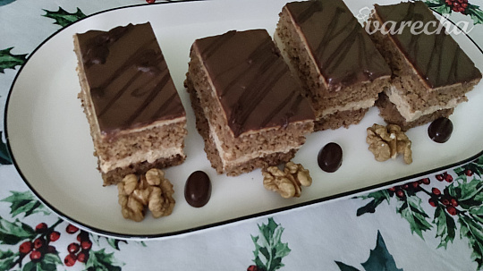 Orechovo-kávový rez s karamelovou plnkou