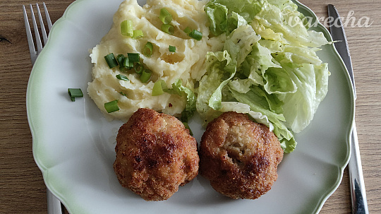 Fašírky so zemiakovou kašou a zeleninovým šalátom