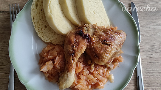 Zapekané kuracie stehná s paradajkovou kapustou