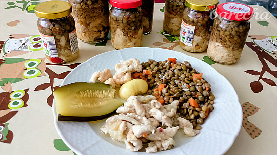 Šošovica s kuracím mäsom v pohári