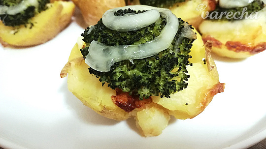 Zapekané zemiaky s brokolicou a pareným syrom