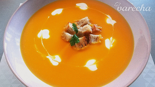 Polievka z oranžovej maslovej tekvice