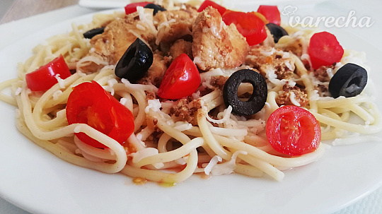 Špagety s kuracím mäsom, arašidmi a syrom