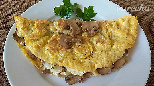Raňajková vaječná omeleta so šampiňónmi a hermelínom