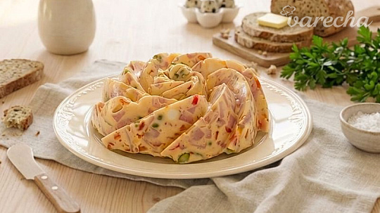 Veľkonočná vaječná tlačenka v bábovkovej forme