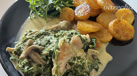 Kuracie prsia so špenátom a šampiňónmi v parmezánovej omáčke